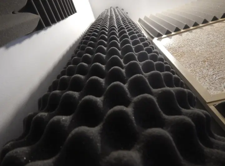 A diverse collection of acoustic paneling, protective brickwork framing, and textured wall coverings displays the variety of commercial insulation materials used for temperature regulation and soundproofing.